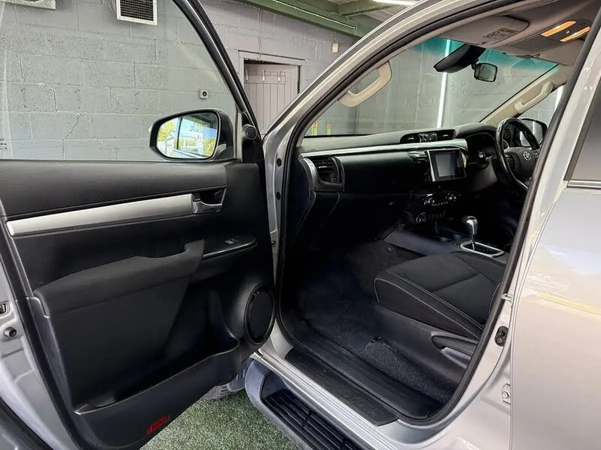 2018-toyota-hi-lux-24d-invincible-ss-auto-big-43