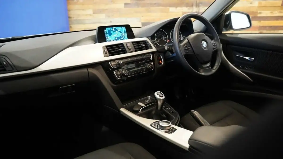 2019-bmw-3-series-20td-318d-se-150bhp-ss-touring-5d-big-1