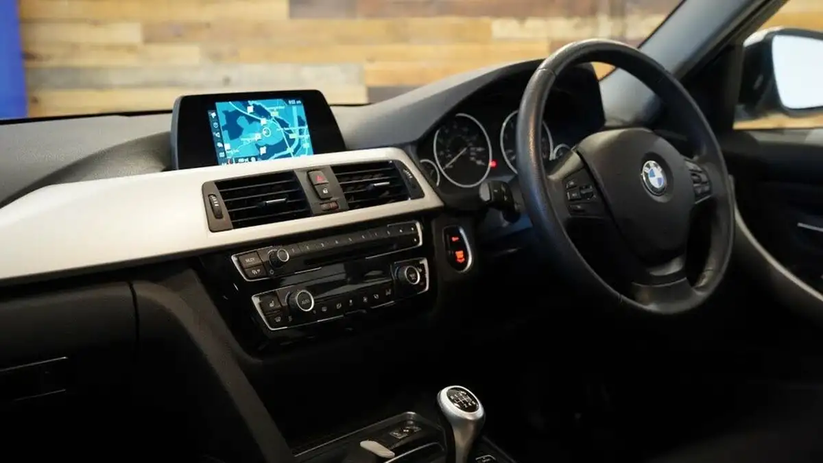 2019-bmw-3-series-20td-318d-se-150bhp-ss-touring-5d-big-25