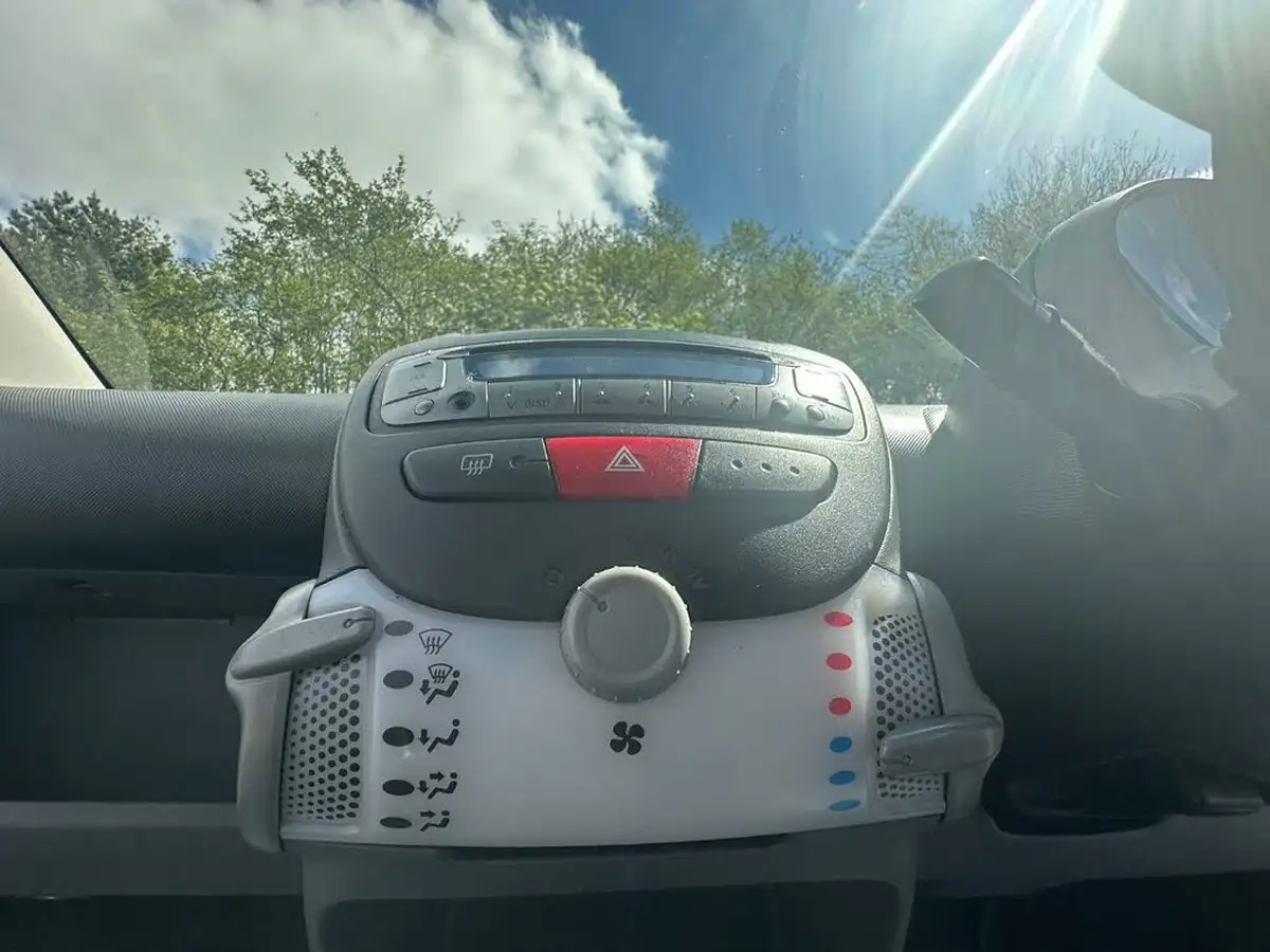 2009-peugeot-107-10-urban-12v-3d-big-11