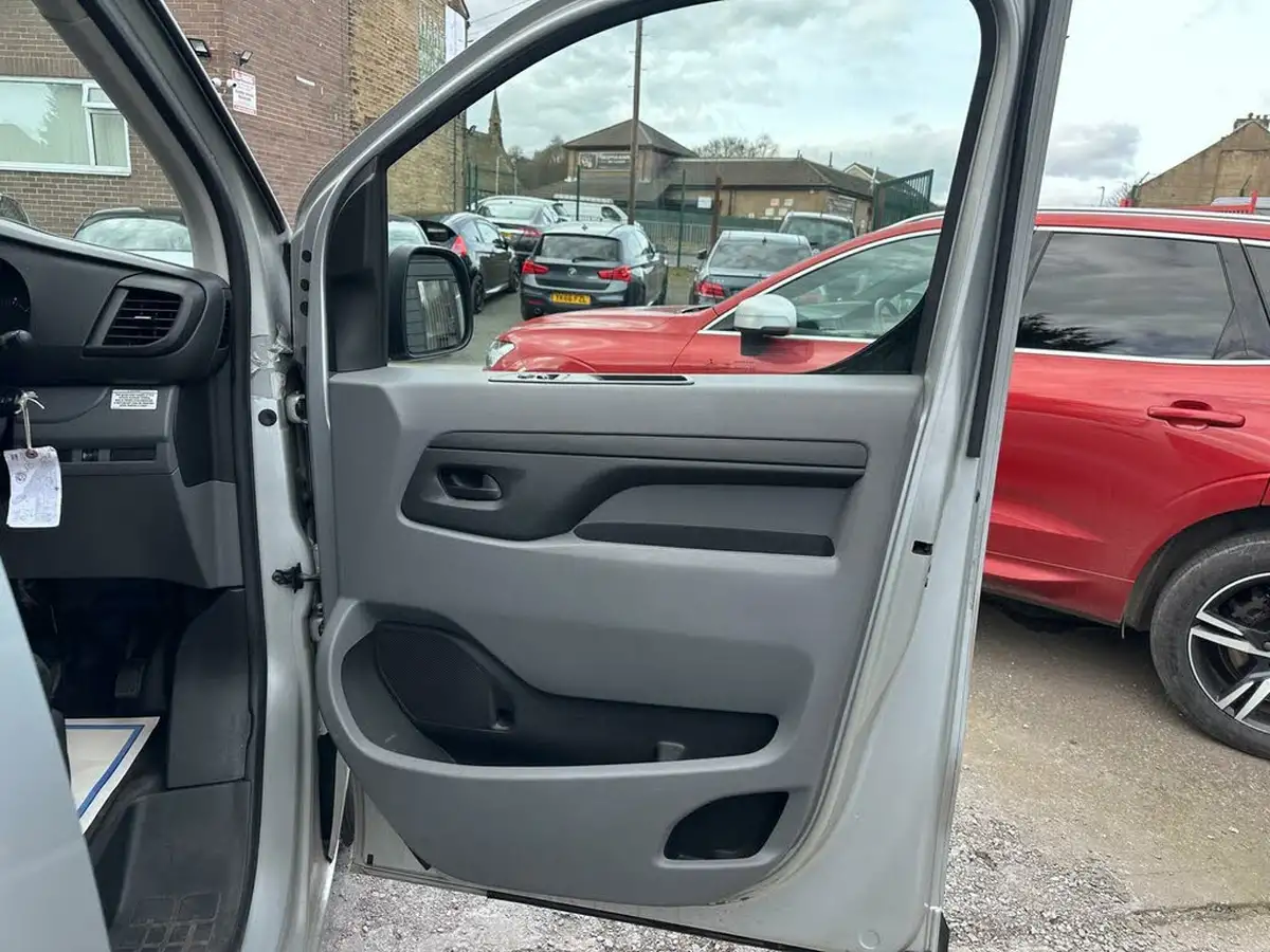2017-toyota-proace-verso-16d-shuttle-big-14