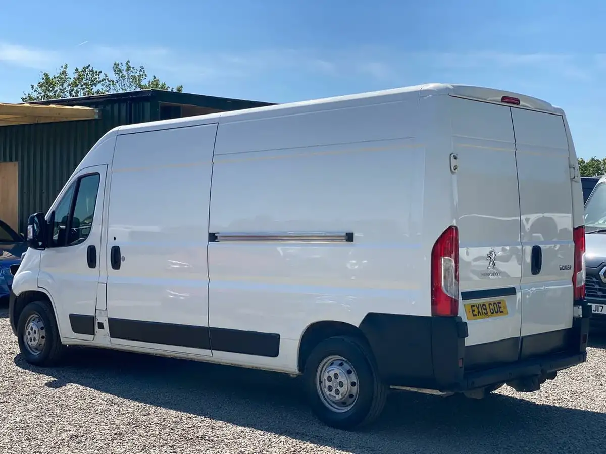 2019-peugeot-boxer-20-bluehdi-professional-335-l3-h2-big-3