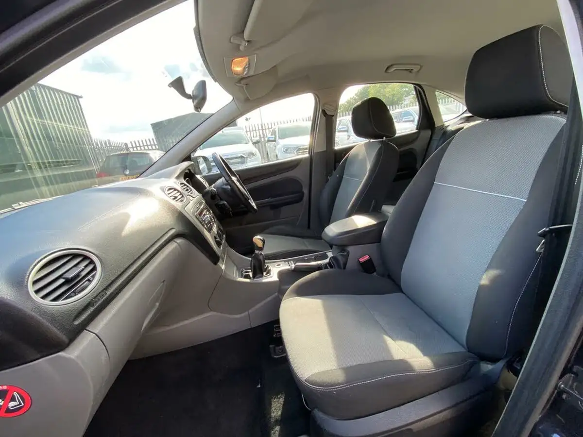 2010-ford-focus-16-zetec-hatchback-5d-big-47