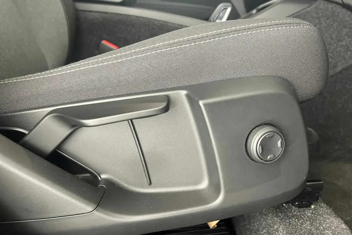 2021-volvo-xc40-20-b4-momentum-197bhp-awd-geartronic-big-24