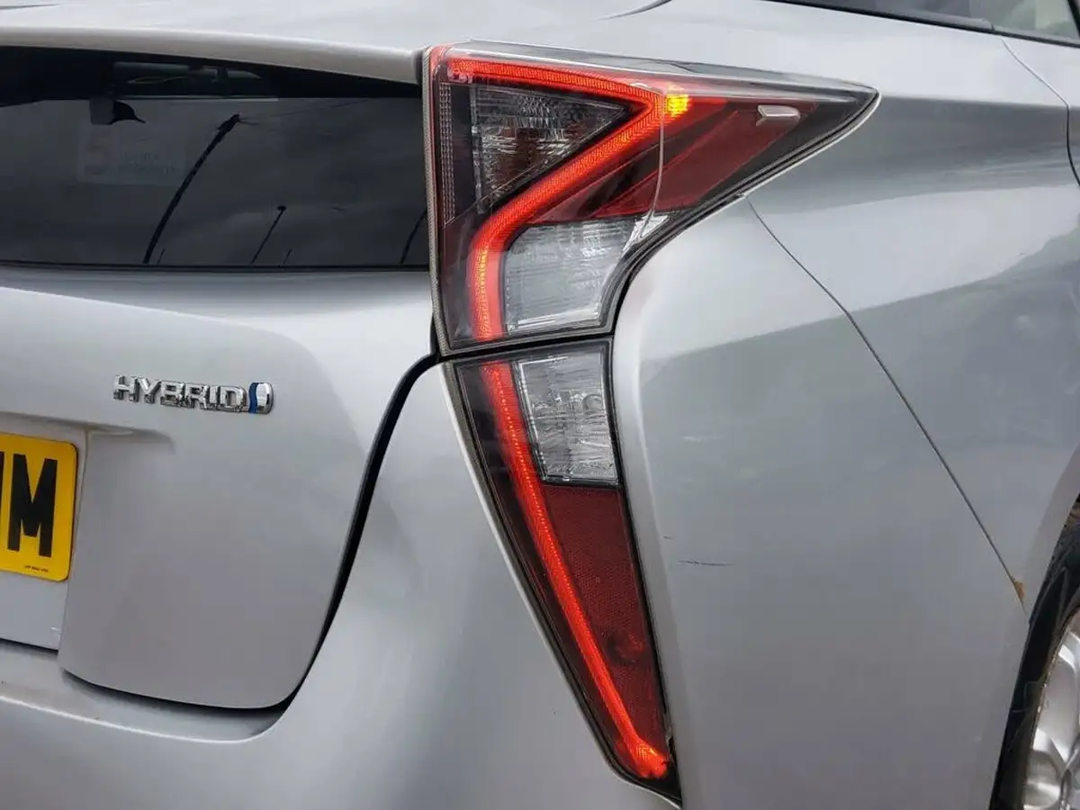 2017-toyota-prius-18-vvt-i-active-big-16