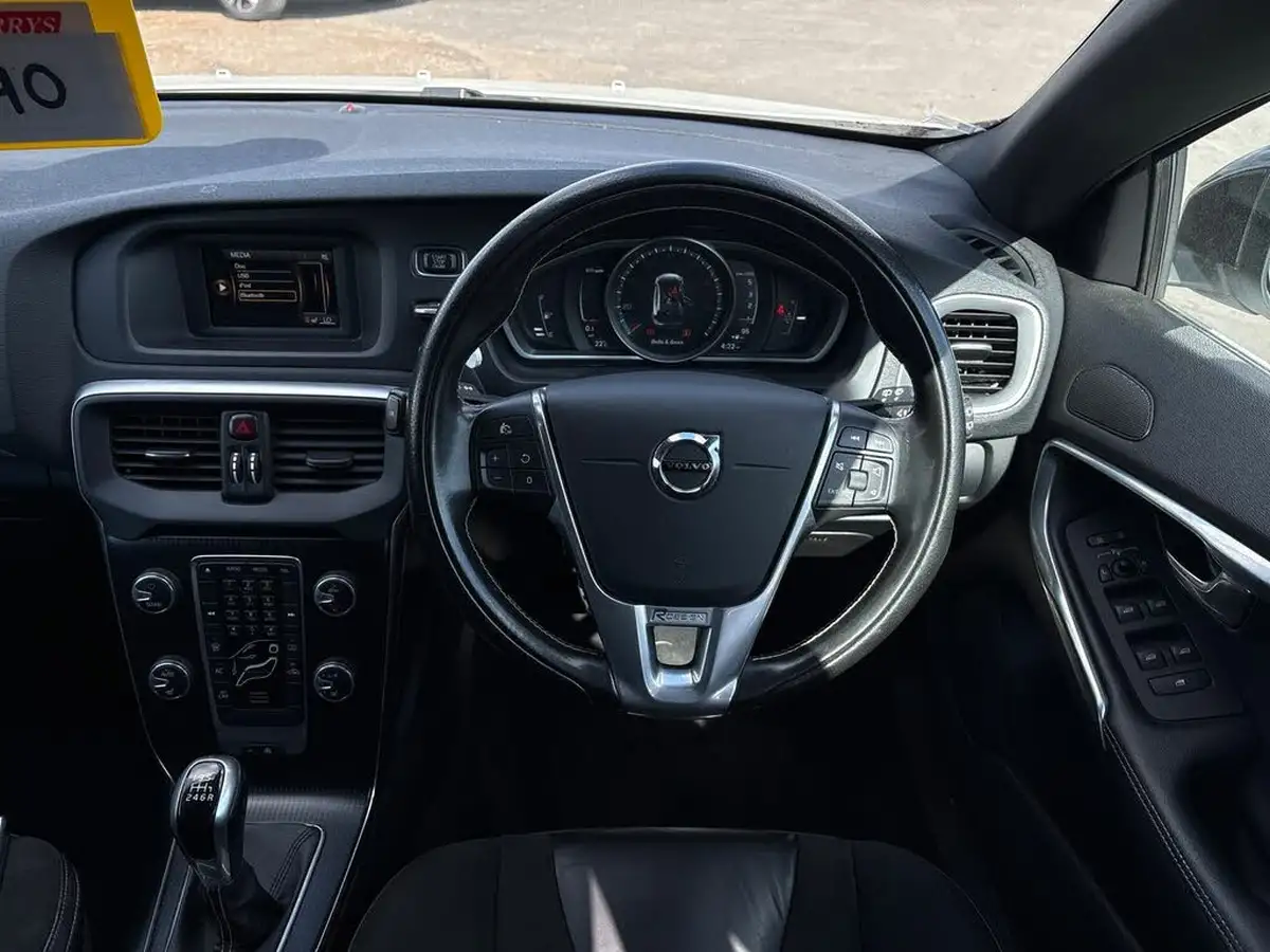 2016-volvo-v40-20td-d2-r-design-big-16