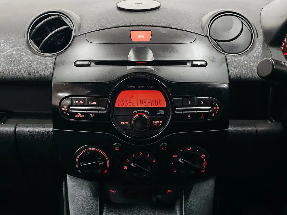 2013-mazda-mazda2-13-ts-air-con-big-60