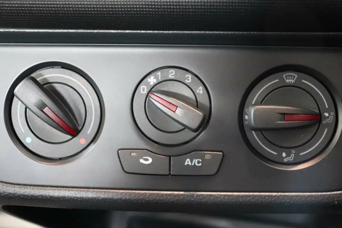 2015-seat-ibiza-12-i-tech-hatchback-5d-big-36