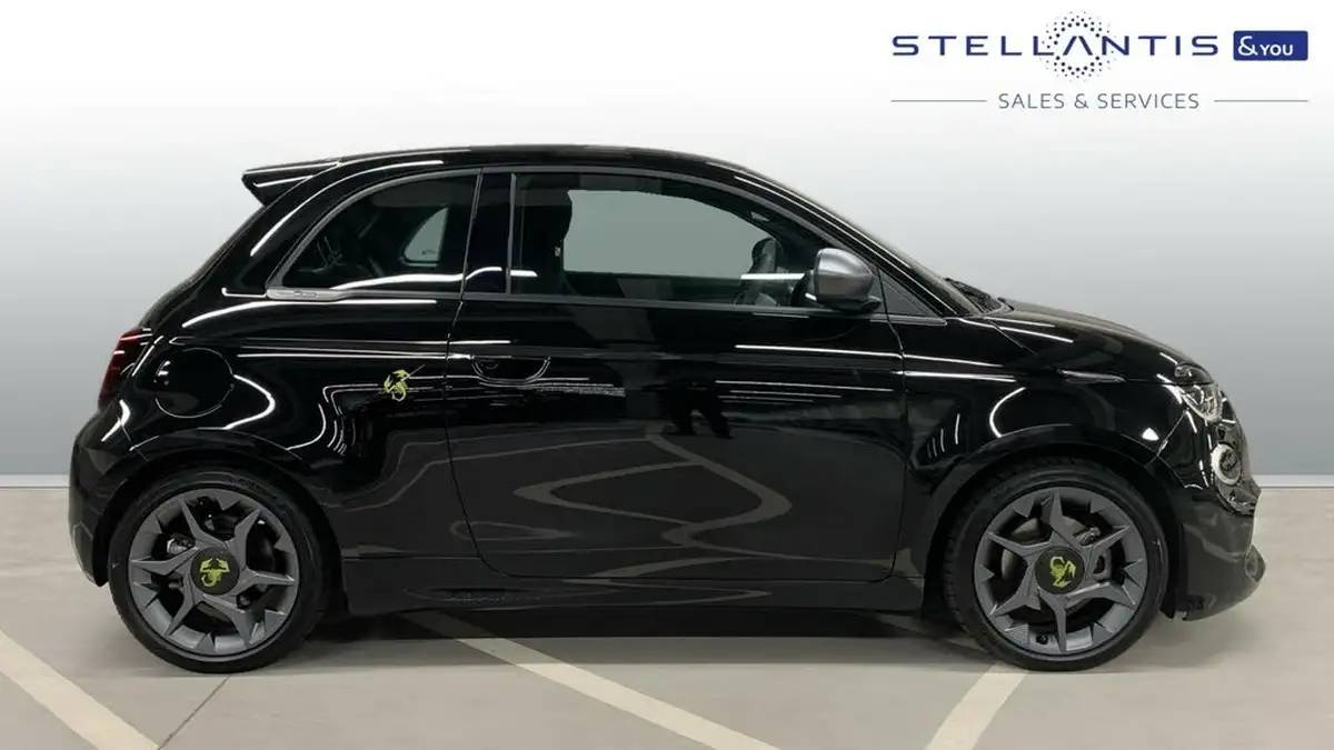 2024-abarth-500-e-500e-big-1