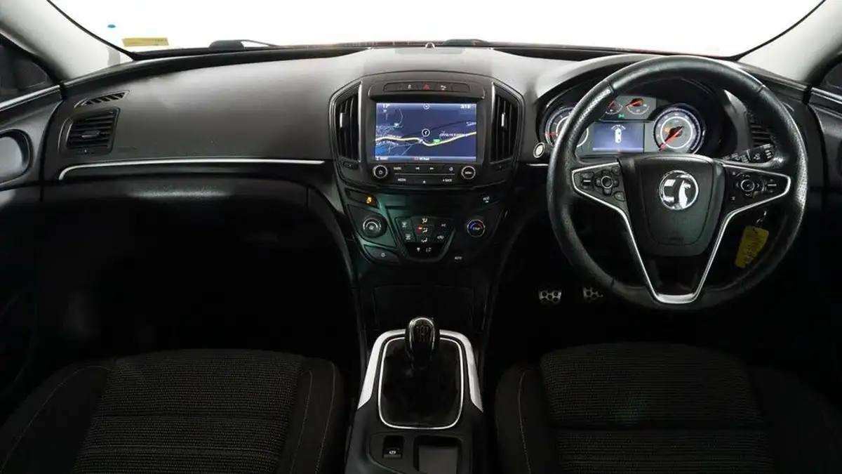 2016-vauxhall-insignia-20cdti-sri-nav-ecoflex-ss-hatchback-5d-big-12