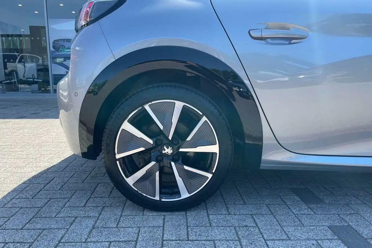 2021-peugeot-208-e-gt-50kwh-big-12