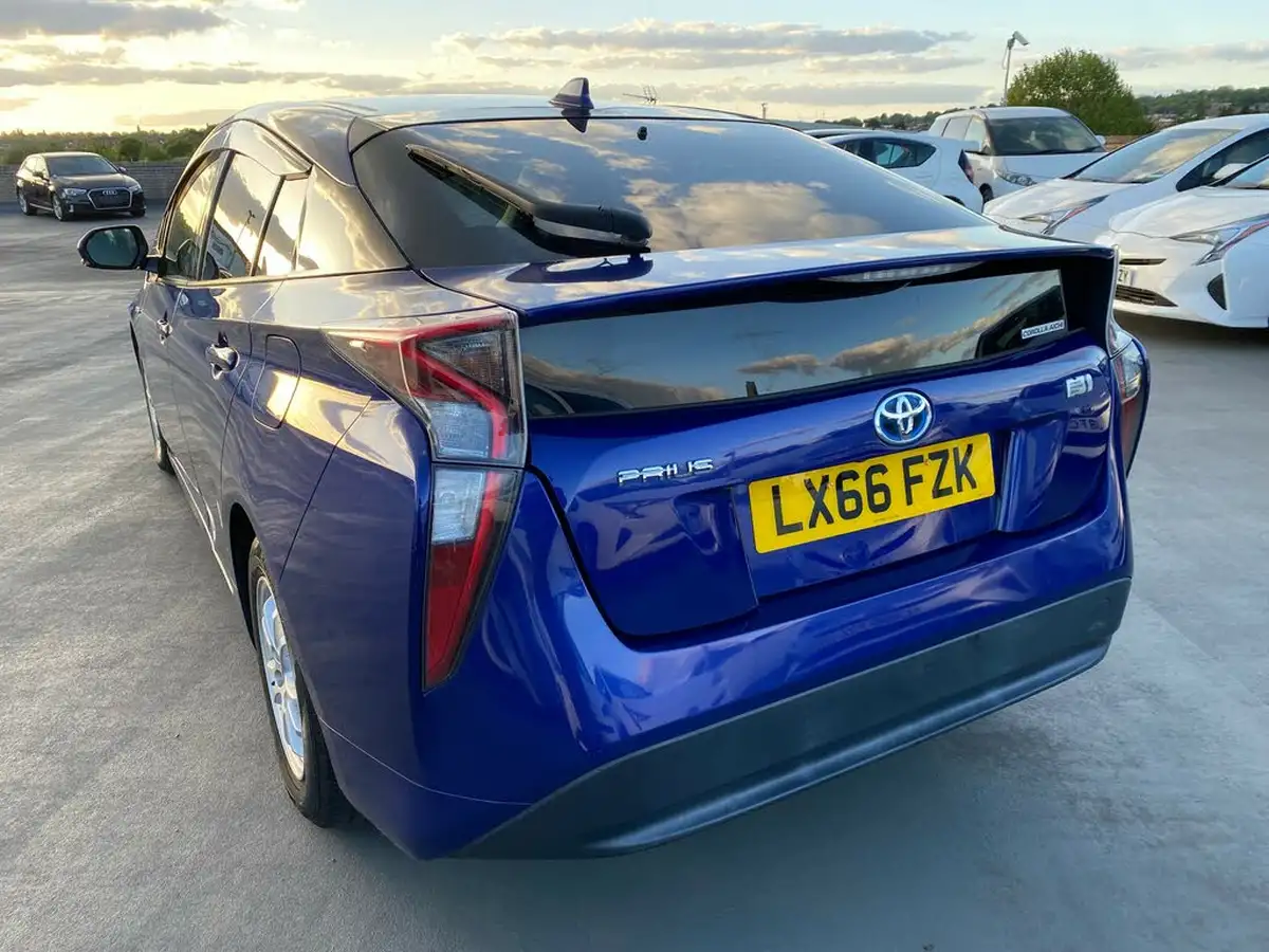 2016-toyota-prius-big-13