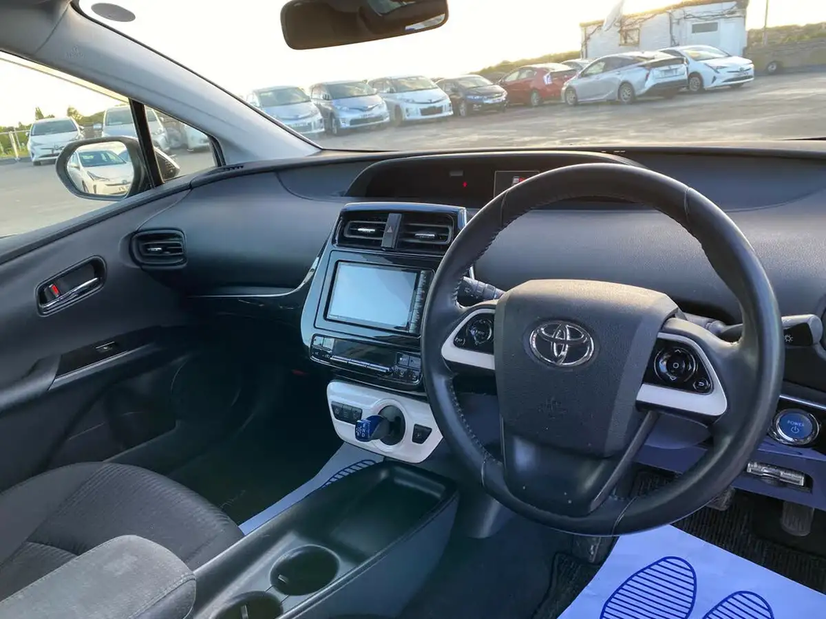 2016-toyota-prius-big-41