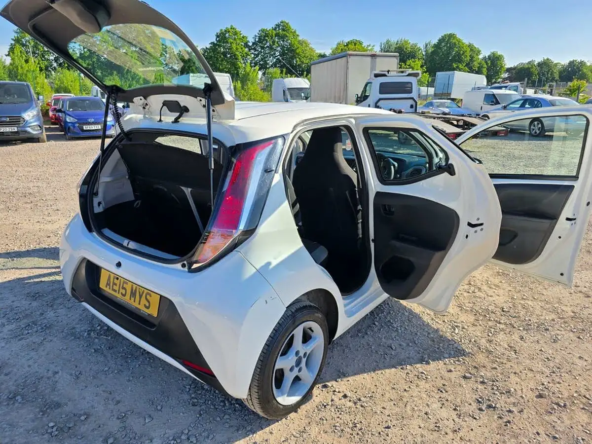 2015-toyota-aygo-10-vvt-i-x-play-5d-x-shift-big-12