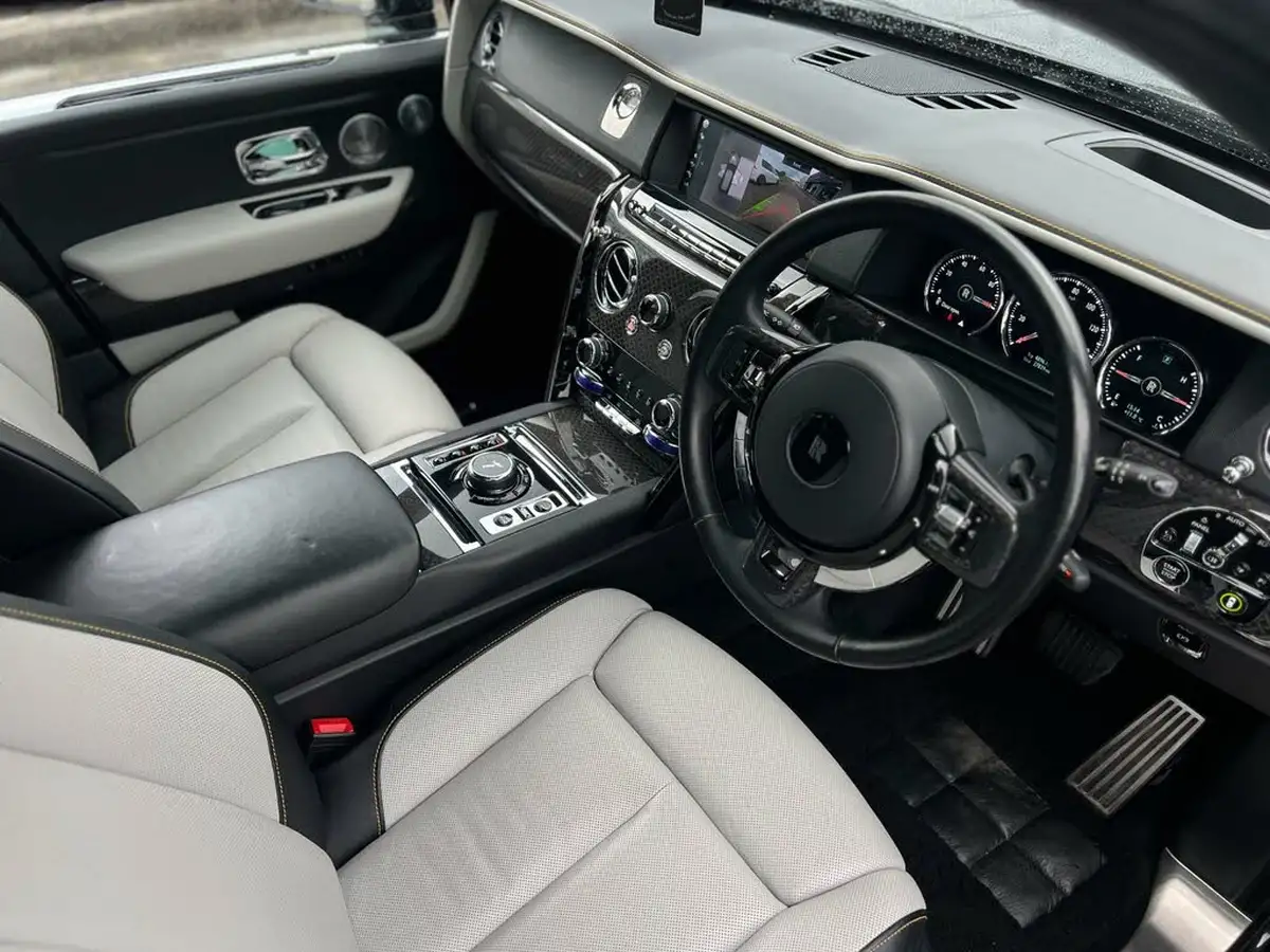 2020-rolls-royce-cullinan-675-black-badge-big-31