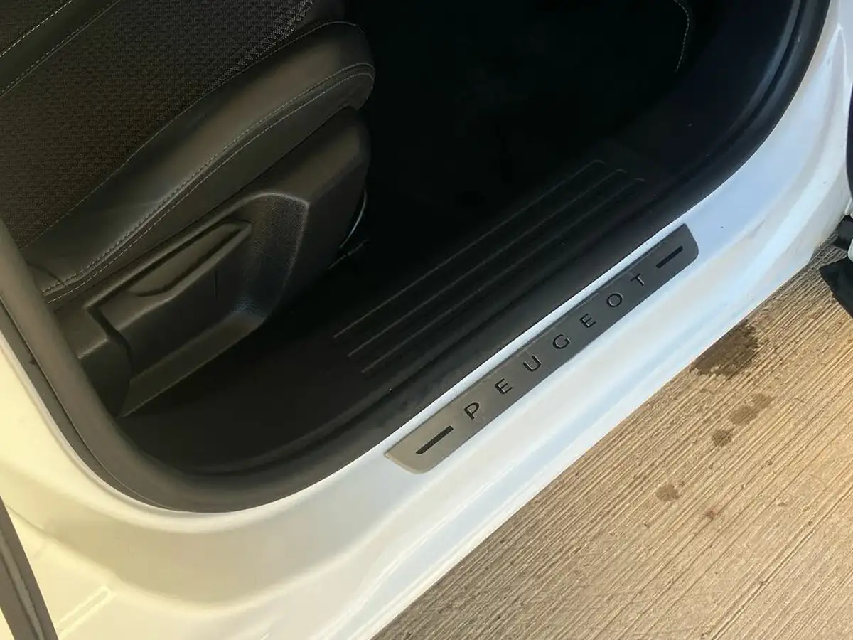 2021-peugeot-2008-suv-e-gt-50kwh-big-23