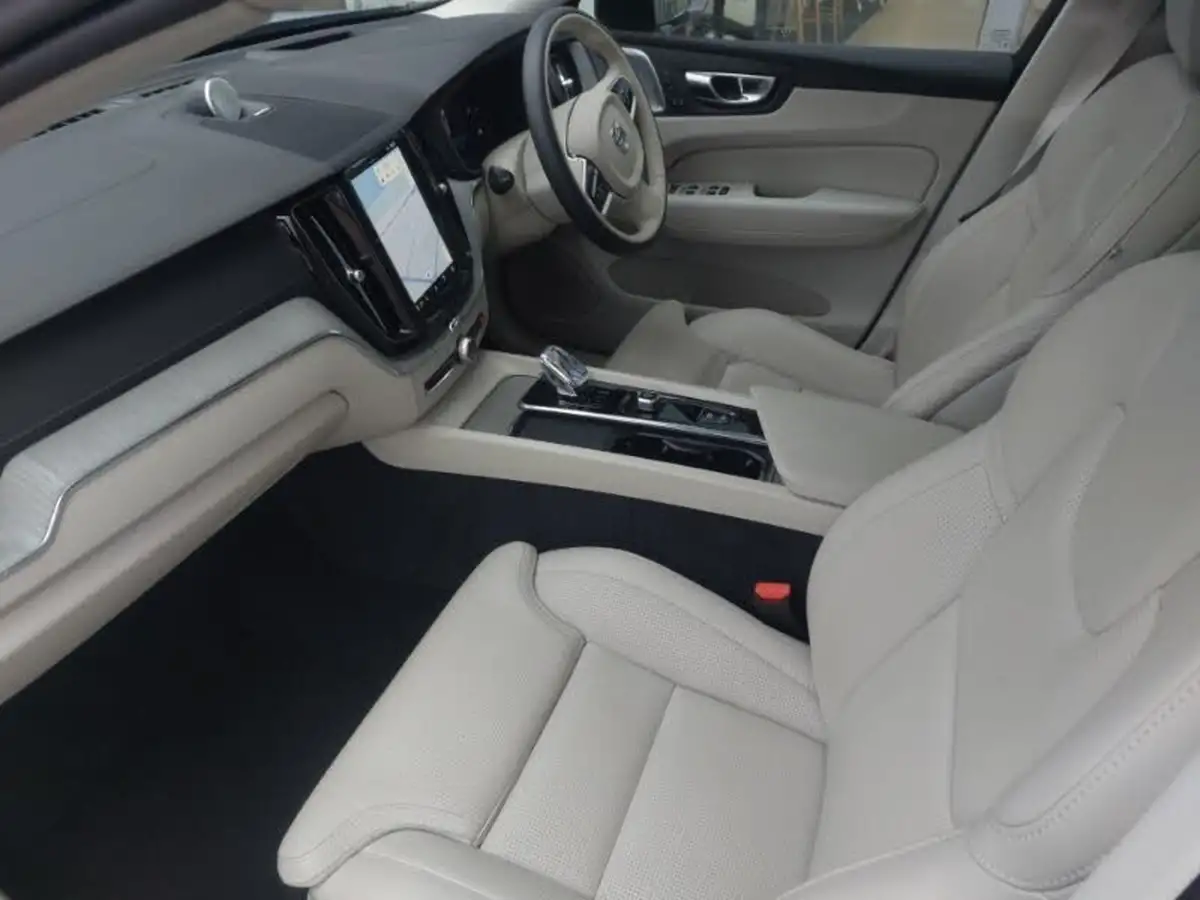 2024-volvo-xc60-20-b5-ultimate-big-4