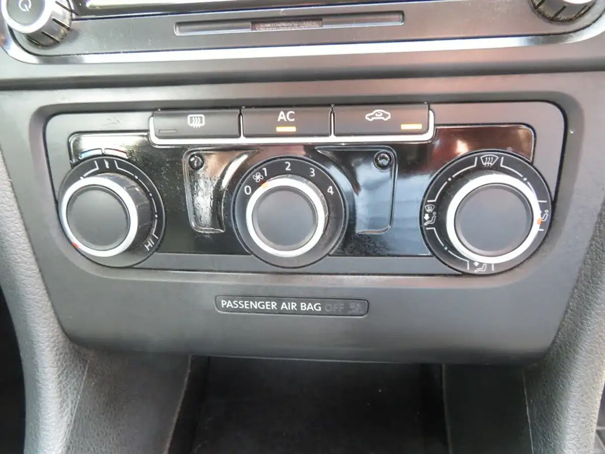 2012-volkswagen-golf-14-match-5d-big-29