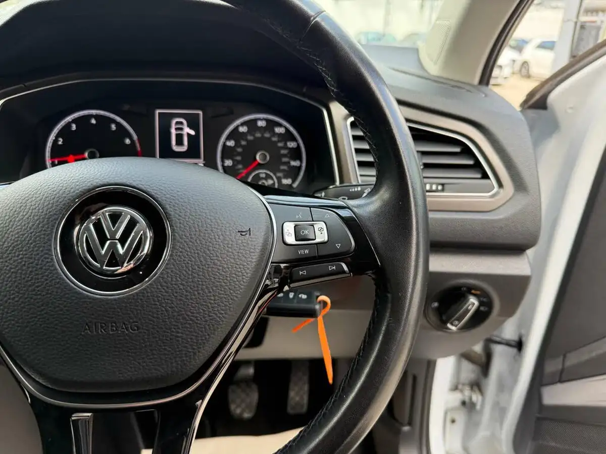 2019-volkswagen-t-roc-15-tsi-design-big-22