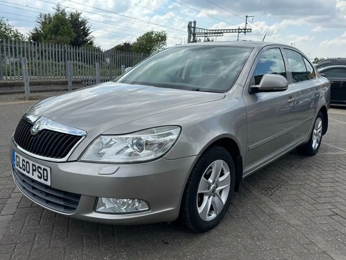 2011-skoda-octavia-14-elegance-124ps-hatchback-dsg-big-3