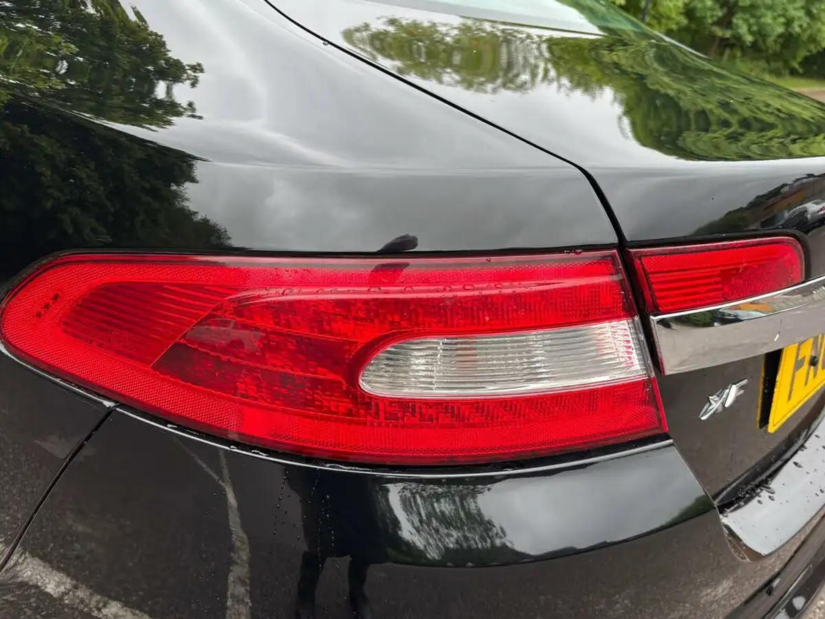 2010-jaguar-xf-30-luxury-big-27