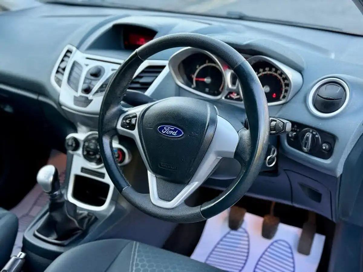2010-ford-fiesta-125-zetec-3d-big-11