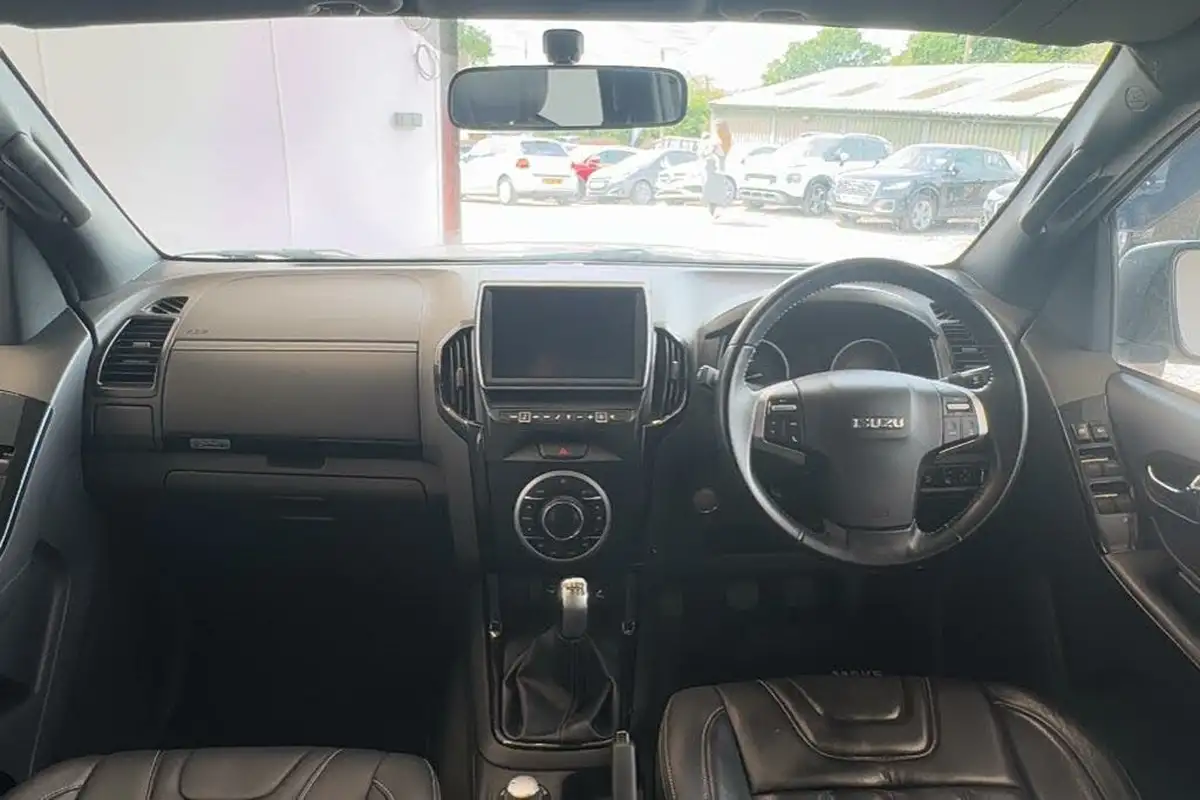2020-isuzu-d-max-19td-blade-big-27
