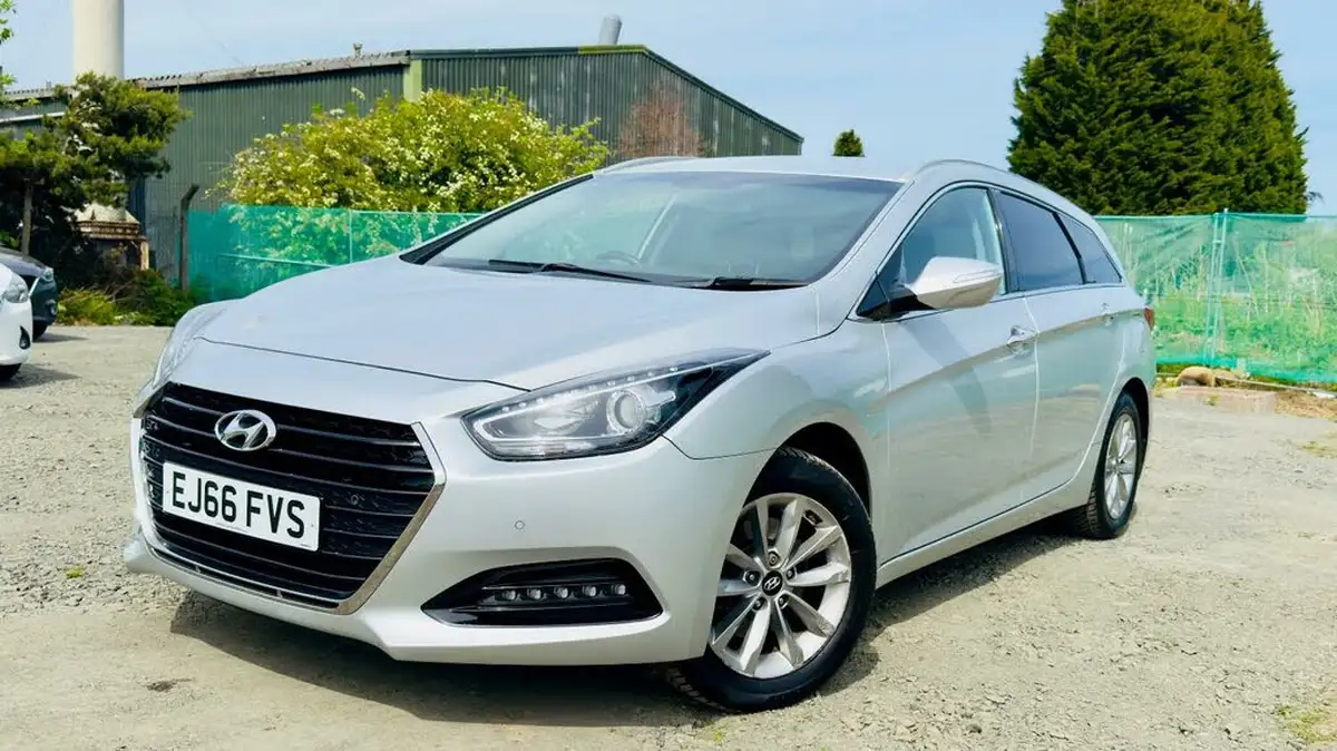 2016-hyundai-i40-17crdi-se-nav-115ps-estate-5d-big-2