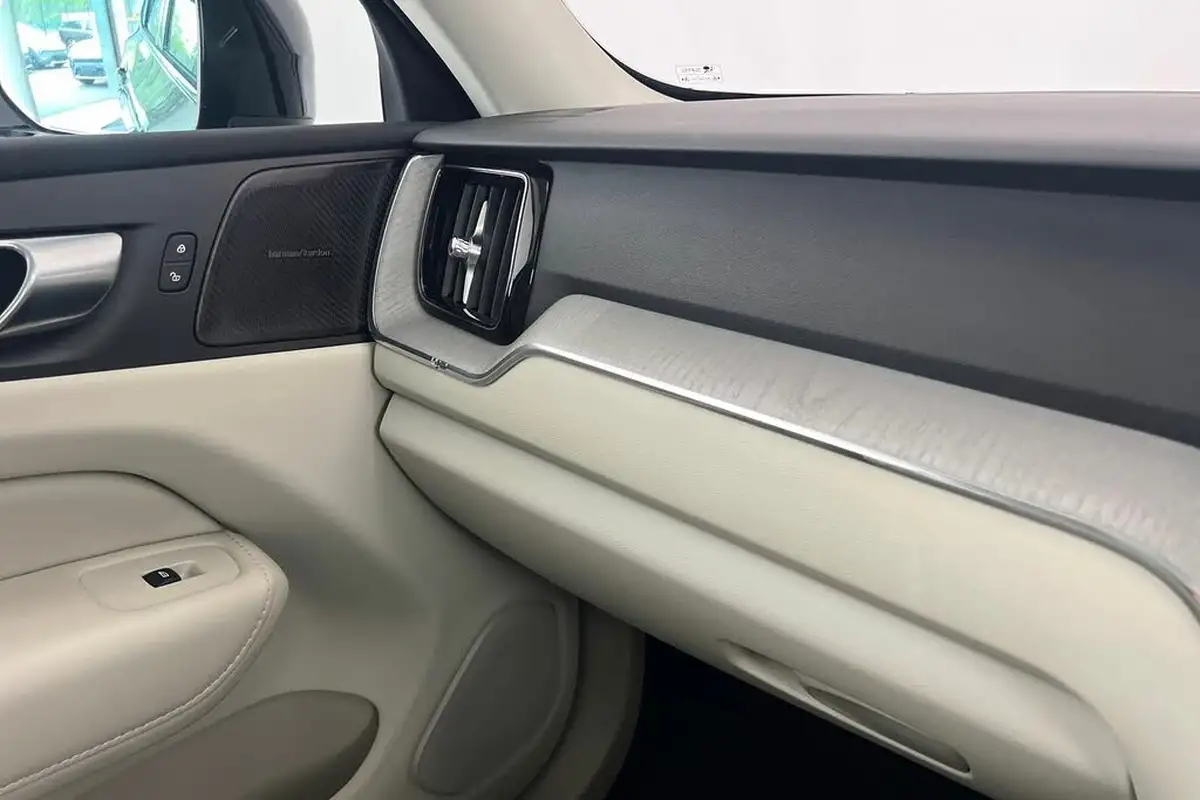 2024-volvo-xc60-20-b5-plus-big-31