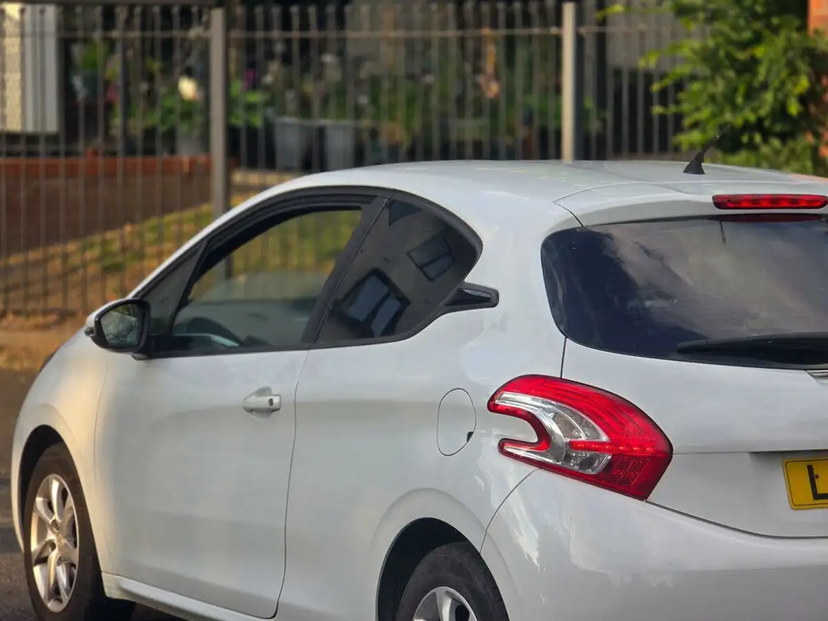 2013-peugeot-208-12-active-3d-big-35