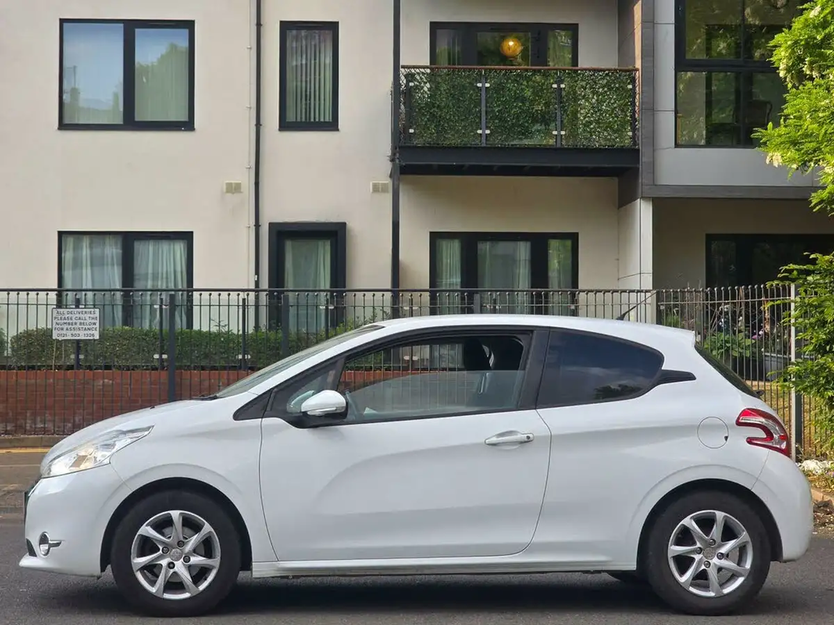 2013-peugeot-208-12-active-3d-big-7