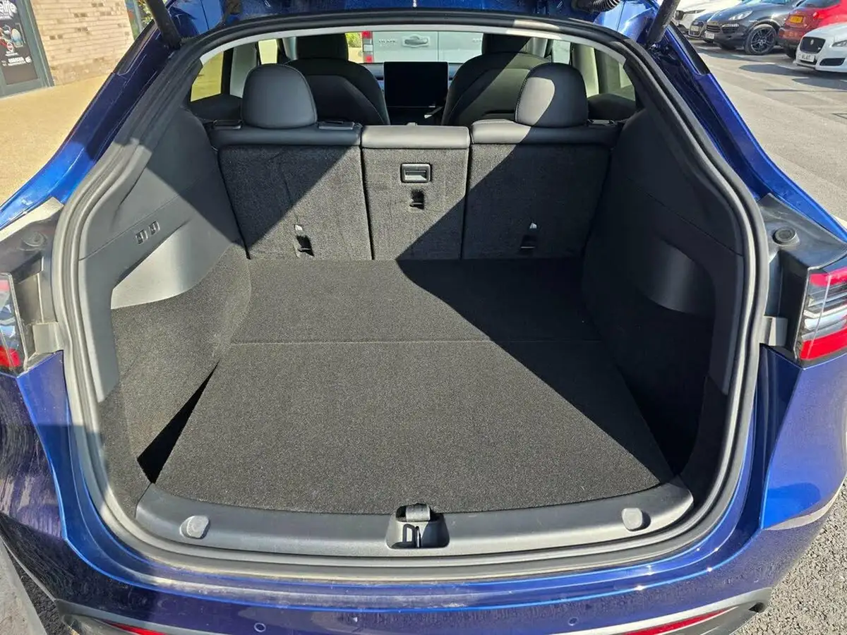 2022-tesla-model-y-e-long-range-big-13