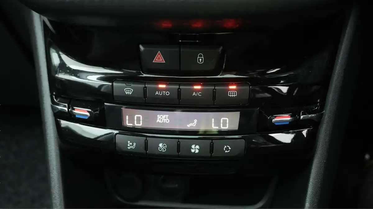 2019-peugeot-208-12-puretech-tech-edition-82bhp-big-12