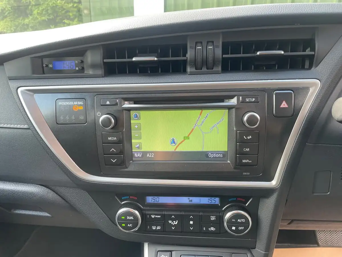 2012-toyota-auris-18-vvt-i-hsd-excel-big-26