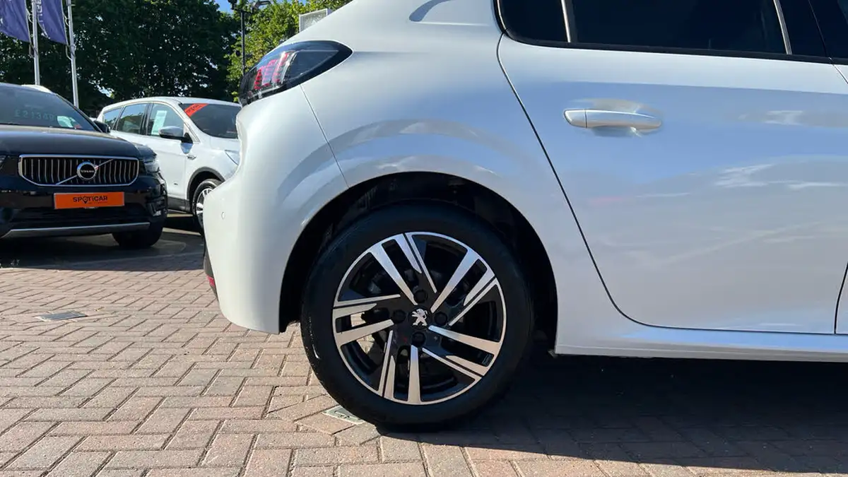 2022-peugeot-208-12-puretech-allure-premium-100ps-big-15