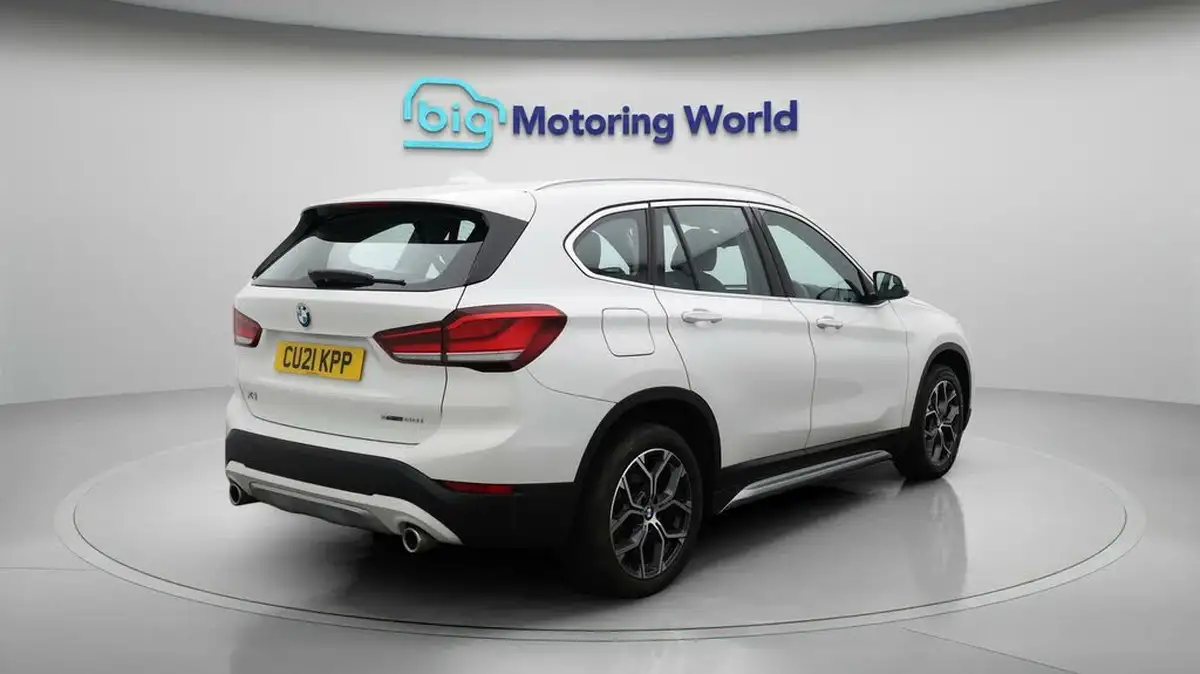 2021-bmw-x1-20-sdrive20i-xline-big-7