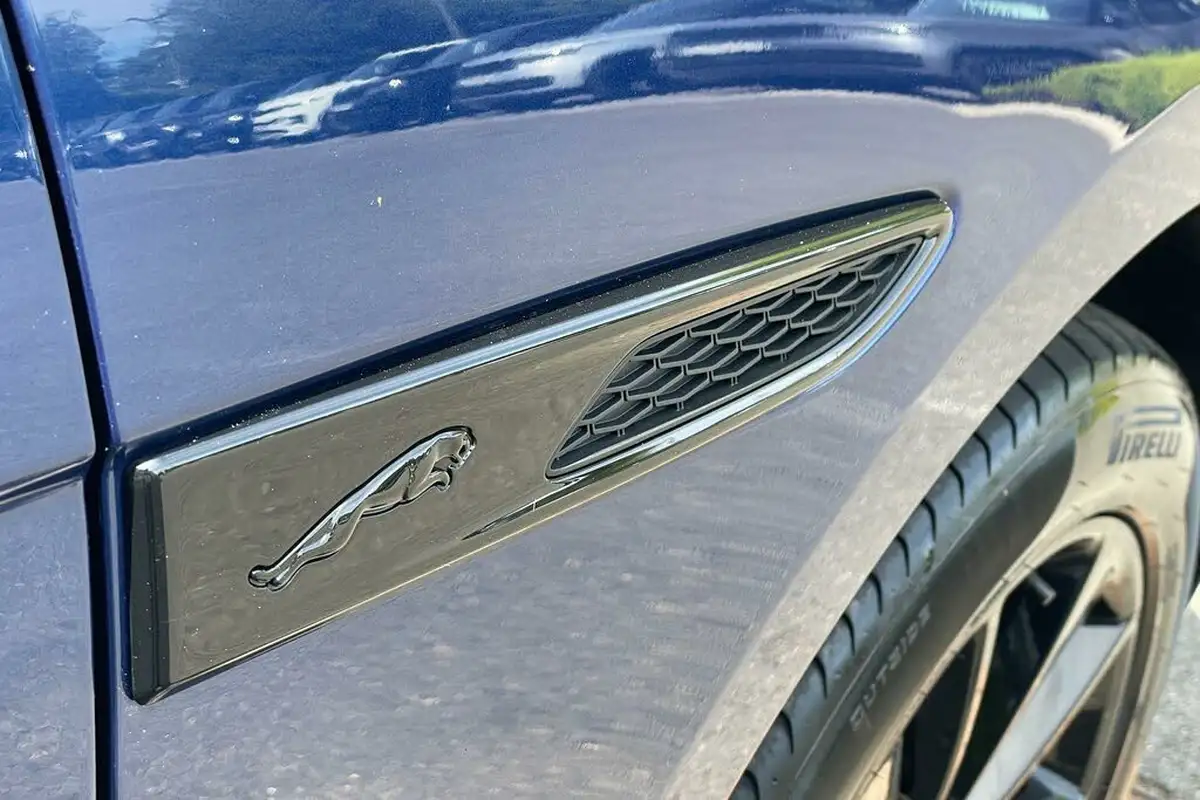 2022-jaguar-f-pace-20-d200-r-dynamic-black-big-59