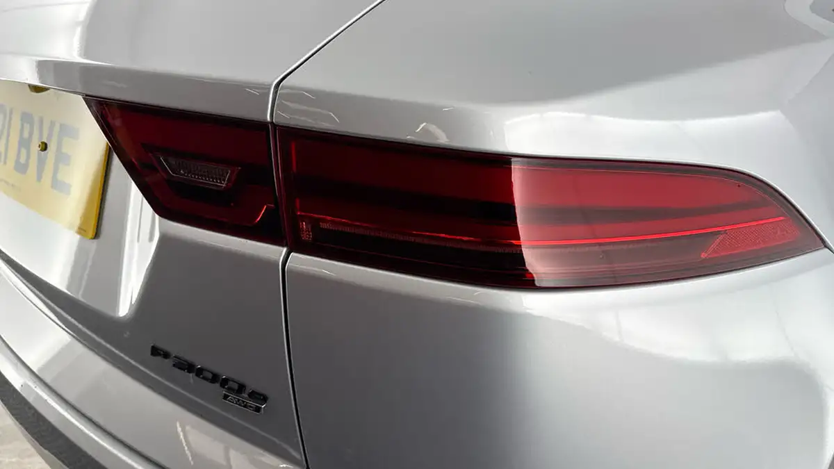 2021-jaguar-e-pace-15-p300e-r-dynamic-se-big-25
