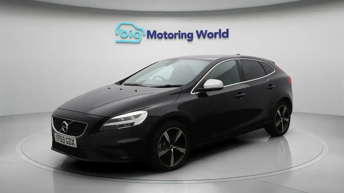 2019-volvo-v40-20-t2-r-design-edition-big-3