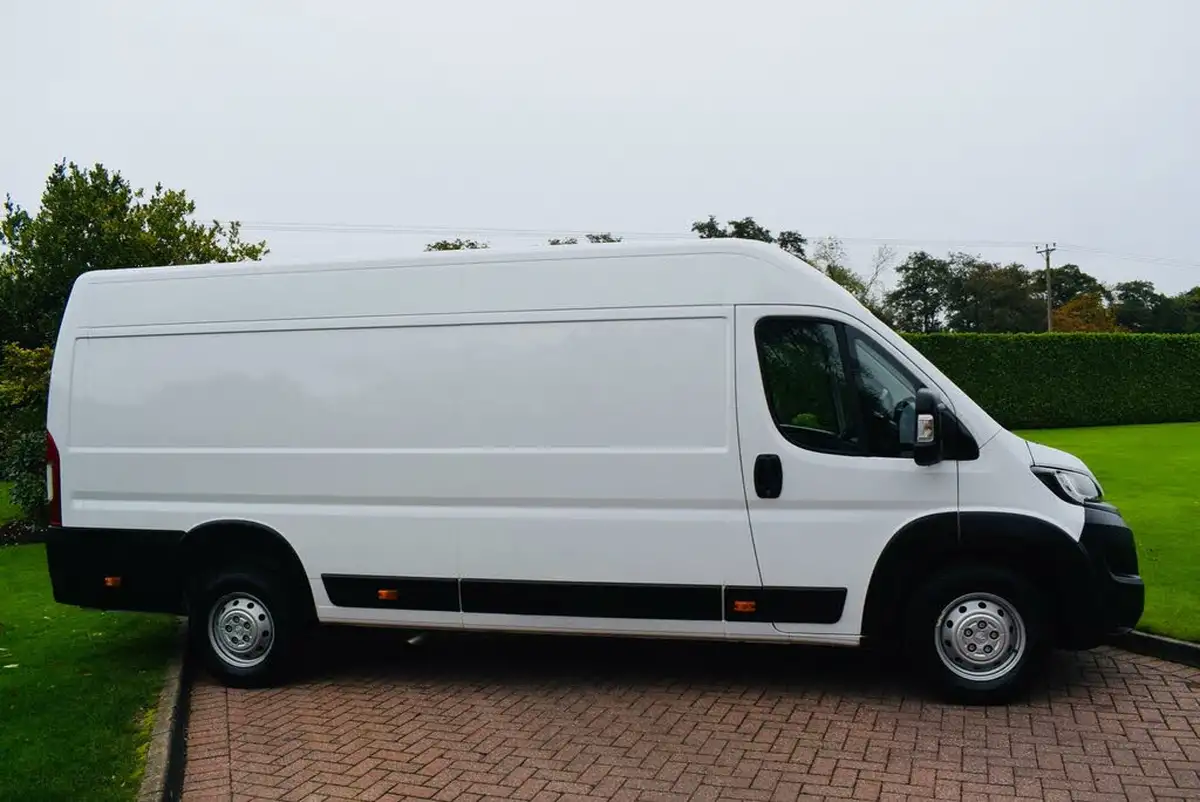 2022-peugeot-boxer-22-bluehdi-professional-435-l4-h2-big-9