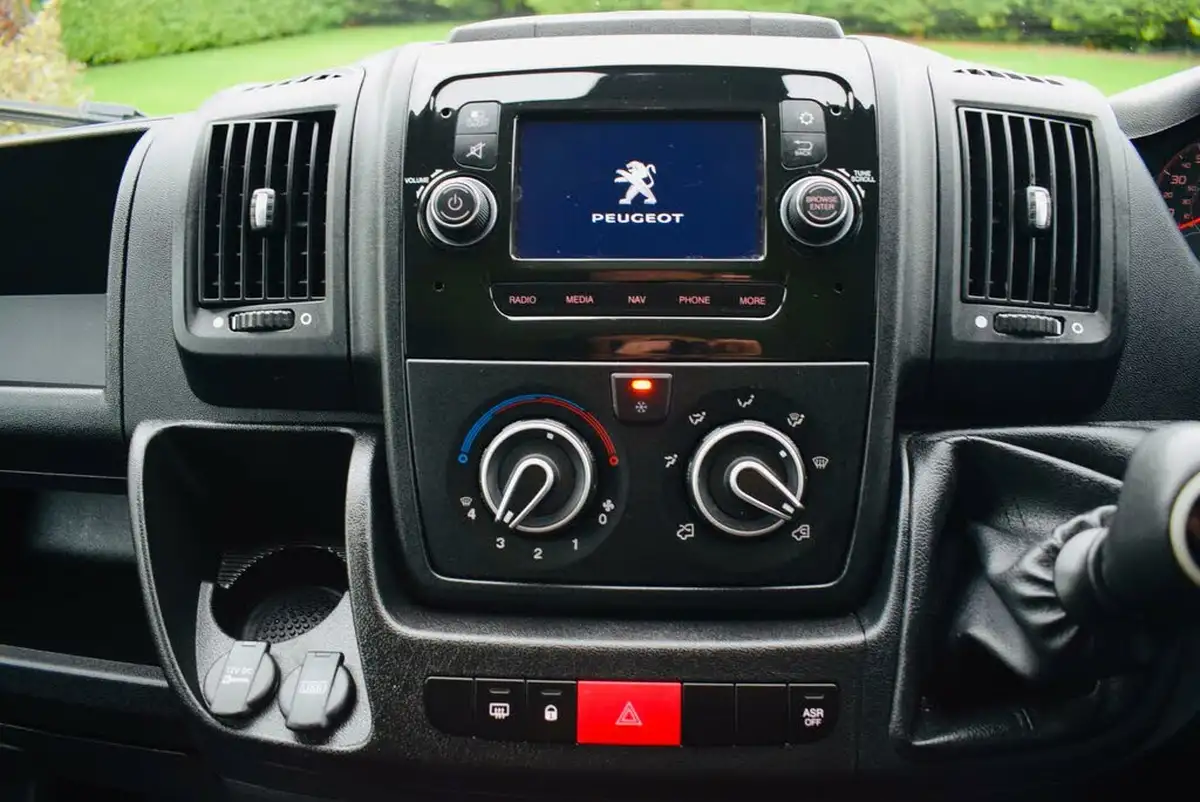2022-peugeot-boxer-22-bluehdi-professional-435-l4-h2-big-13