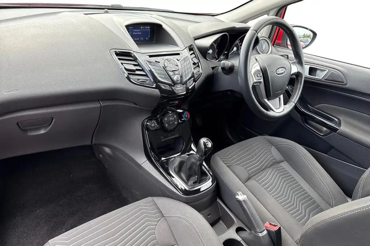 2017-ford-fiesta-125-zetec-3d-big-14
