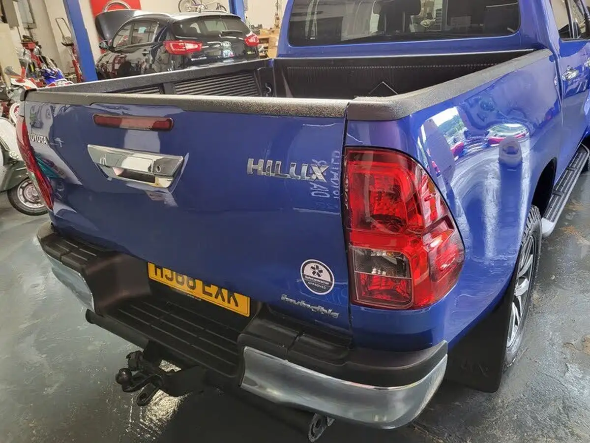 2018-toyota-hi-lux-24d-invincible-ss-auto-big-12