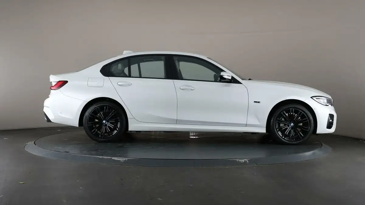 2022-bmw-3-series-20-330e-m-sport-pro-pack-saloon-4d-big-60