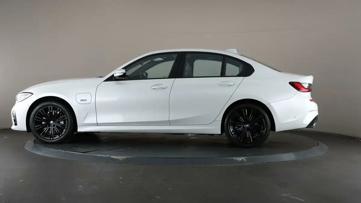 2022-bmw-3-series-20-330e-m-sport-pro-pack-saloon-4d-big-36