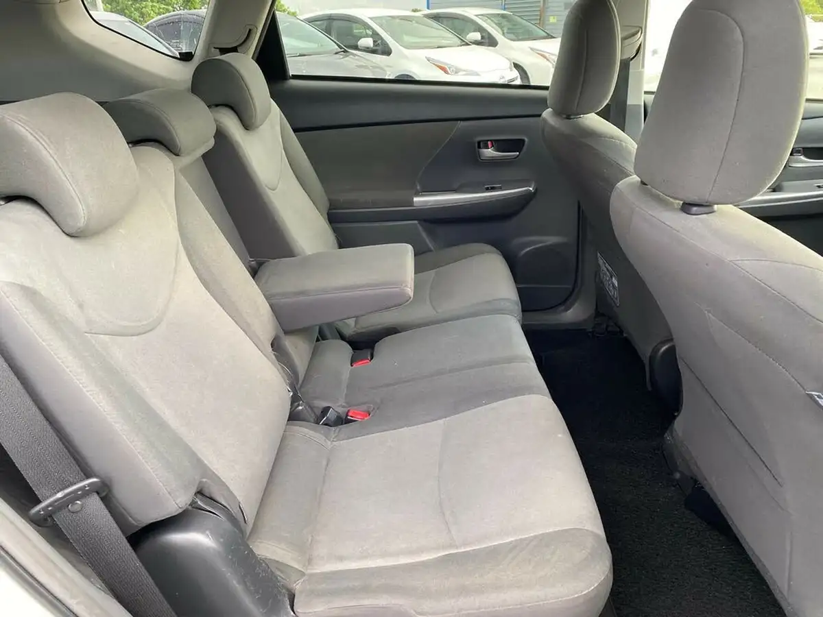 2015-toyota-prius-big-18