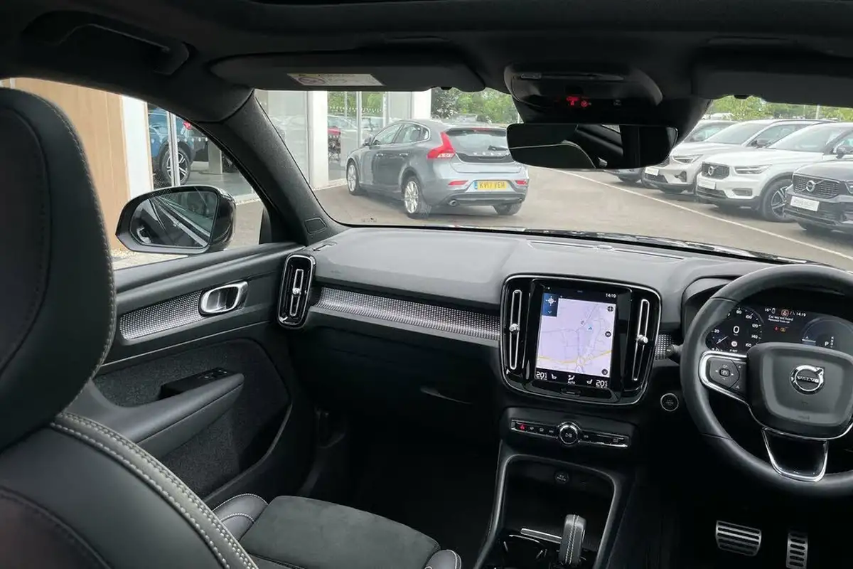 2022-volvo-xc40-15-t4-r-design-big-30