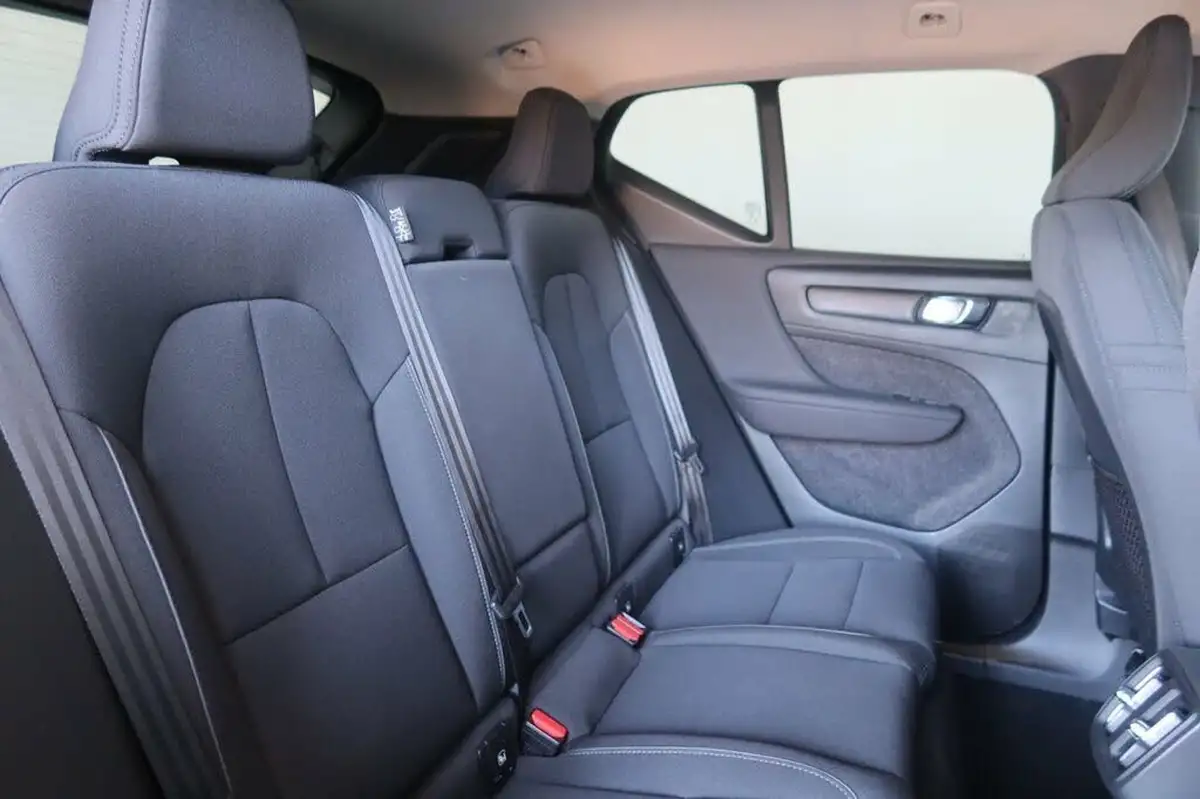2022-volvo-xc40-15-t3-momentum-auto-big-12
