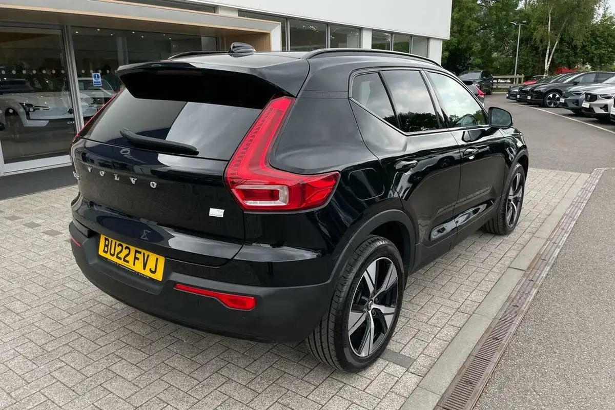 2022-volvo-xc40-15-t4-r-design-big-6