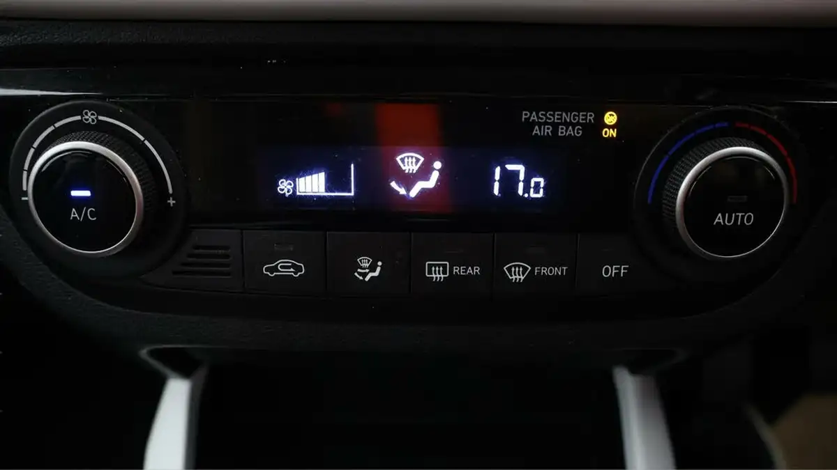 2023-hyundai-i10-10-premium-big-11